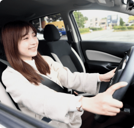 運転席に乗っている女性が笑っている写真